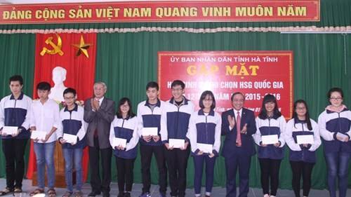 Đại diện lãnh đạo tỉnh, Sở GD&ĐT Hà Tĩnh tặng quà cho các đội tham dự kỳ thi HSG QG năm 2016. 