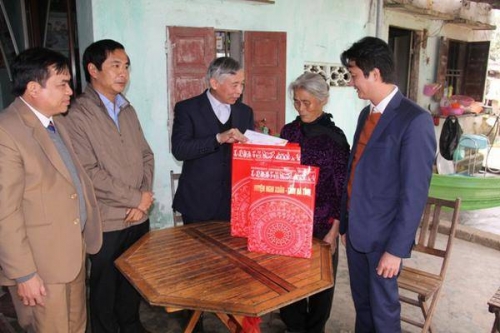 Đồng chí Hà Văn Thạch, Trưởng ban tổ chức tỉnh và Bí thư huyện ủy Trần Báu Hà Trao quà cho gia đình chính sách, hộ nghèo 
