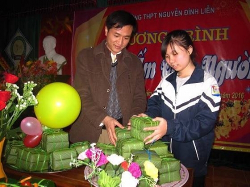 Em Nguyễn Thị Minh Anh (lớp 11A4) báo cáo sản phẩm với thầy Hiệu trưởng.