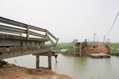Cầu Cơn Đô bị sà lan đâm sập, cuộc sống của người dân địa phương bị ảnh hưởng nghiêm trọng - Ảnh: Phạm Đức