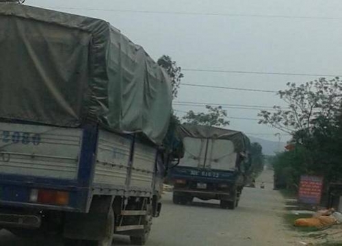 Xe tải lách trạm cân đi vào đường liên xã Cẩm Trung - Cẩm Lạc - Cẩm Minh mà trước đó báo Lao Động đã mật phục ghi nhận. 