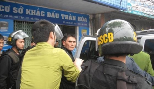 Đối tượng Nguyễn Tuấn Dũng bị áp giải về cơ quan điều tra