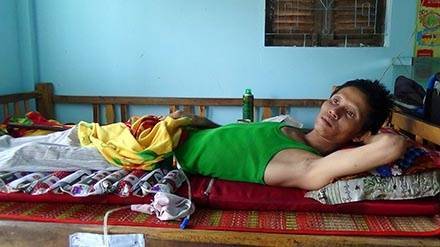 Công nhân Lê Văn Thang nằm bất động trên giường đã hơn 3 năm nay sau vụ TNLĐ. Ảnh: N.H