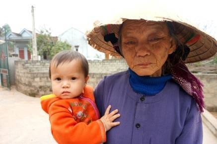 Bà Nguyễn Thị Vinh - mẹ nạn nhân Phạm Công Sơn - nói rằng con dâu bà rồi đây không biết sẽ xoay xở ra sao để nuôi 4 đứa con khôn lớn. Ảnh: Đ.K - Q.Đ 