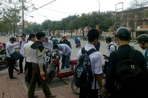 Lực lượng CSGT hóa trang “bắt” học sinh không đội MBH đi xe đạp điện trước cổng trường THPT Phan Đình Phùng