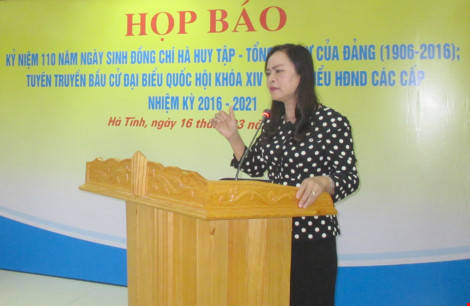  Bà Nguyễn Thị Nữ Y cung cấp thông tin và trả lời câu hỏi của các nhà báo tại buổi họp báo. Ảnh: ĐẮC LAM 