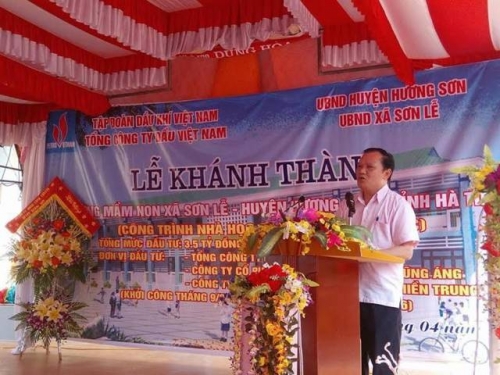 Đồng chí Bùi Quang Vinh - TVHU, Chủ tịch MTTQ huyện phát biểu và tặng hoa chúc mừng