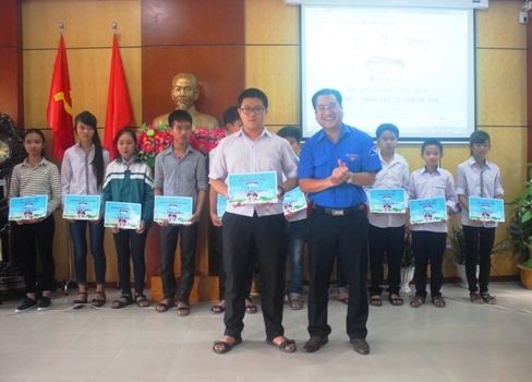 Bí thư Tỉnh đoàn trao giải Nhất cuộc thi cho thí sinh Phạm Hoàng Anh, Trường THCS Nguyễn Du, TP Hà Tĩnh. 