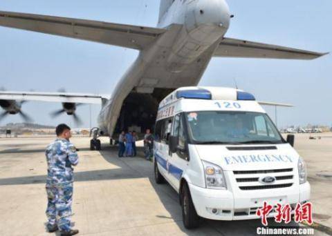Máy bay Y-8 hạ cánh phi pháp xuống đá Chữ Thập để đưa ba công nhân bị bệnh về Tam Á. Ảnh: ChinaNews 