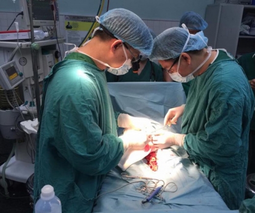 Phẫu thuật nối dương vật cho bé trai - Ảnh: Bệnh viện Nhi trung ương cung cấp