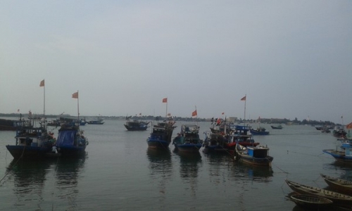 Dọc bờ biển Quảng Nam chiều 23. 4, hoạt động của ngư dân vẫn diễn ra bình thường. 