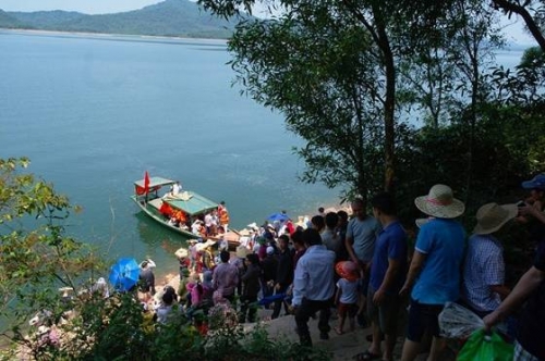 Du khách chờ xuống thuyền ra hồ Kẻ GỗẢnh: Bảo Ngân