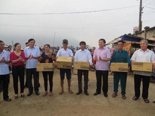 Lãnh đạo LĐLĐ Hà Tĩnh trao 5 máy Icom và quà cho đoàn viên Nghiệp đoàn nghề cá Thạch Kim