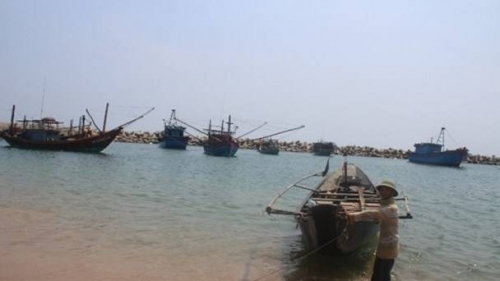 Một góc bến neo đậu ở Kỳ Phương (Kỳ Anh, Hà Tĩnh), nơi mà nhiều ngư dân than vãn giá bán hải sản thấp gây khó khăn cho họ. Ảnh: Trần Tuấn