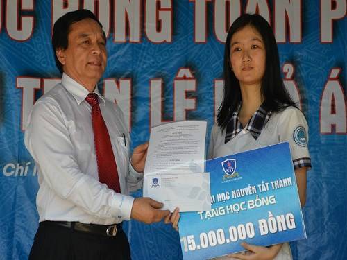 PGS-TS Nguyễn Mạnh Hùng - hiệu trưởng nhà trường - trao học bổng cho một nữ sinh có hoàn cảnh đặc biệt 