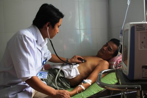 Bác sỹ Nguyễn Quang Nguyên - Trưởng Khoa Hồi sức cấp cứu Bệnh viện Đa khoa Cẩm Xuyên đang kiểm tra sức khỏe cho bệnh nhân bị sốc phản vệ nặng được cứu thành công. Ảnh: Trần Tuấn 