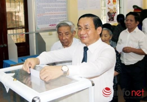 Ông Lê Đình Sơn, Bí thư Tỉnh ủy Hà Tĩnh bỏ phiếu tại tổ bầu cử P. Trần Phú. 