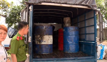 Toàn bộ hơn 600 lít dầu ăn đã qua sử dụng mà đối tượng Nguyễn Thị Tuyết thu gom tại Hà Tĩnh bị công an địa bàn tạm giữ để phục vụ xác minh, điều tra.