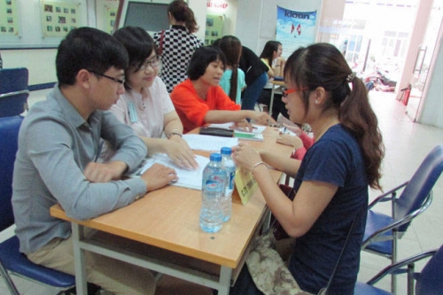 Sinh viên phỏng vấn tại Trung tâm Dịch vụ Việc làm Hà Nội. Ảnh: Diệp Trương 