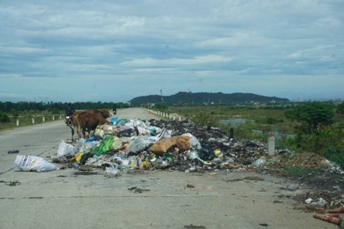 Đống rác lớn giữa đường du lịch ven sông Lam. 