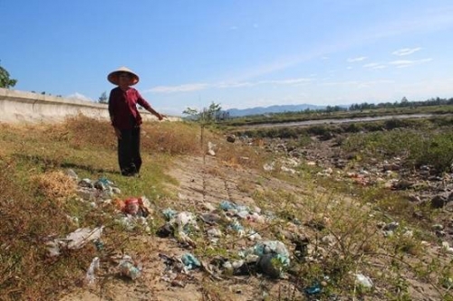 Rác thải đổ bừa bãi dọc bờ đê ngăn mặn ở thôn 8 Cẩm Lộc. 