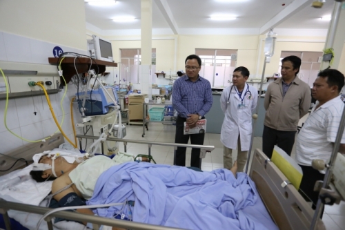 Ông Khuất Việt Hùng - Phó Chủ tịch chuyên trách Ủy ban ATGT Quốc gia thăm hỏi, hỗ trợ nạn nhân bị thương tại Bệnh viện Đa khoa Lâm Đồng. Ảnh Ngọc Hùng 