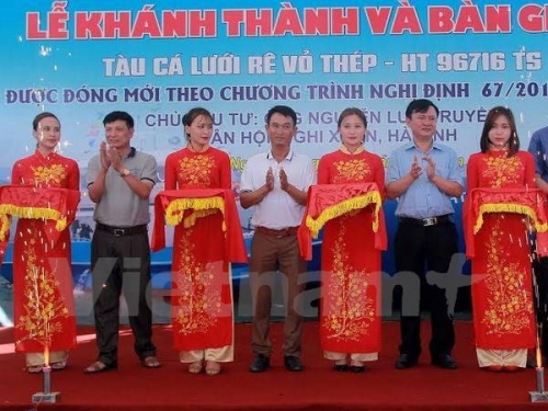 Quang cảnh lễ bàn giao tàu cá vỏ thép đầu tiên tại Hà Tĩnh. (Ảnh: Đậu Hà/Vietnam+)