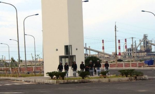Lực lượng an ninh chốt tại cổng chính vào nhà máy Formosa Hà Tĩnh 