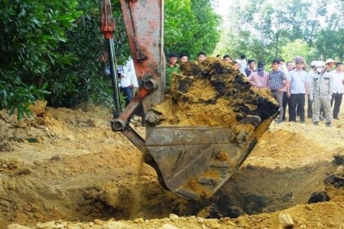 Cơ quan chức năng tiến hành khai quật khu chôn lấp chất thải của Formosa ở Hà Tĩnh. (Ảnh: Tuấn Hải/ VTV24)