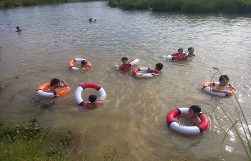 Một trong những lớp dạy học bơi ở vùng quê nghèo đất lũ Hà Tĩnh