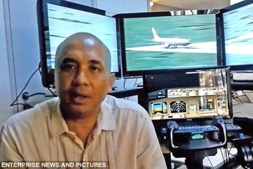 Cơ trưởng Zaharie Ahmad Shah đã thực hành rơi ở Ấn Độ Dương trong một chương trình mô phỏng vài tuần trước khi MH370 biến mất. Ảnh: Daily Mail Cơ trưởng của chuyến bay mất tích MH370 đã thực hành rơi ở Ấn Độ Dương trong một chương trình mô phỏng vài tuần trước khi chiếc máy bay biến mất, các tài liệu mật của cảnh sát hôm 22.7 tiết lộ. Phát hiện mới trong quá trình tìm kiếm MH370 Khả năng cao sắp tìm thấy MH370 Lại có thêm 3 manh mối về MH370 Liên tiếp tìm thấy mảnh vỡ nghi của MH370 Hai năm “công cốc” vì tìm kiếm MH370 nhầm chỗ Tài liệu nói trên cho thấy cơ trưởng Zaharie Ahmad Shah đã thực hành bay qua những khu vực xa xôi hẻo lánh trên đại dương cho tới khi hết nhiên liệu. Chi tiết động trời không hiểu sao đến nay mới được tiết lộ này làm dấy lên những suy đoán rằng sự biến mất của MH370 không phải một vụ tai nạn mà là một sứ mệnh tự sát được phi công lên kế hoạch kỹ lưỡng, tạp chí New York cho biết. Hành trình mà ông Shah thực hành trên chương trình phô phỏng cho thấy ông ta ra khỏi thủ đô Kuala Lumpur trước khi lao đầu về phía khu vực xa xôi rộng lớn của Ấn Độ Dương. Hành trình đó cũng tương tự với một giả thuyết đã được các nhà điều ra đưa ra trước đó về hành trình của chuyến bay trước khi nó mất tích hồi tháng 3-2014. Dữ liệu mô phỏng nói trên thu được từ một máy tính của FBI do cảnh sát Malaysia sử dụng trong suốt quá trình điều tra vụ việc. Tuy nhiên, chi tiết đáng chú ý này lại không hề được công bố khi cảnh sát phát kết luận điều tra chính thức hồi tháng 3.2015. Trước khi MH370 biến mất, ông Shah được tin là đã bị phân tâm vì đang phải giải quyết những đổ vỡ trong hôn nhân. Trả lời trong một cuộc thẩm vấn năm 2014 về vấn đề này, vợ và con gái của vị cơ trưởng 53 tuổi nói rằng ông ta rất chán chường và thất vọng trước khi xảy ra vụ mất tíc máy bay, và ông ta còn từ chối tham dự các phiên hòa giải hôn nhân. Ba tuần sau khi hôn nhân của viên cơ trưởng đổ vỡ, chiếc MH370 mất tích và một số nhà điều tra cho rằng sự thất vọng, đau khổ của ông Shah có thể là nguyên nhân. Tiết lộ mới nhất nói trên được đưa ra khi giới chức từ Malaysia, Trung Quốc và Úc thừa nhận họ có thể đang tìm kiếm chiếc máy bay mất tích của hãng Malaysia Airlines này không đúng khu vực trong suốt 2 năm qua. Trong khi đó, người thân của các nạn nhân trên chuyến bay xấu số hối thúc các chính phủ tăng cường tìm kiếm. Bà Jacquita Gonzales, vợ của nạn nhân MH370 Patrick Gomes nói rằng Trung Quốc và Malaysia không đóng góp đủ trong nỗ lực tìm kiếm. Cho tới nay chiến dịch tìm kiếm MH370 đã tiêu tốn gần 180 triệu USD, thuộc loại tốn kém nhất trong lịch sử hàng không. Cuộc tìm kiếm diễn ra trải khắp khu vực 120 km vuông ở Nam Ấn Độ Dương.