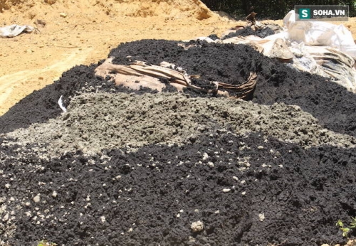 Khoảng 100 tấn chất thải rắn đã đươc đổ và chôn lấp trong trang trại của ông Lê Quang Hoà. 