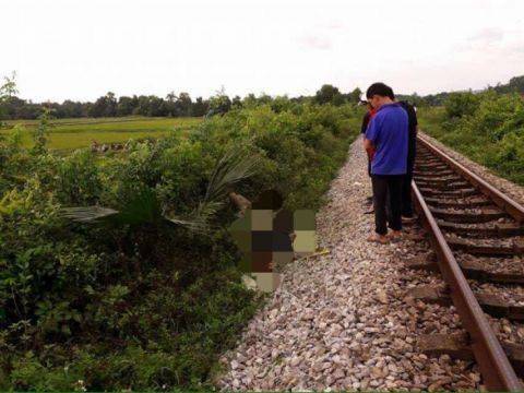 Người dân hoảng hốt khi phát hiện thi thể một người đàn ông trong tình trạng phân hủy bên đường sắt đoạn qua xã Gia Phố, huyện Hương Khê (Hà Tĩnh)
