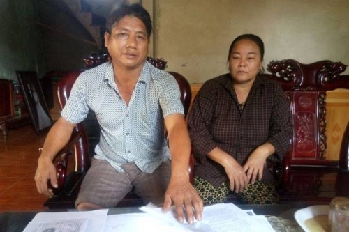 Vợ chồng ngư dân Nguyễn Văn Hồng (Nghi Xuân, Hà Tĩnh) phản ánh sự việc với PV Báo Giao Thông