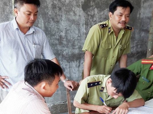 Lực lượng chức năng lập biên bản xử phạt bà Nguyễn Thị Đoan Hạnh