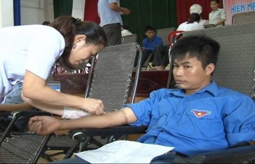 Cao Đức Trâm trong một lần tham gia hiến máu tình nguyện 