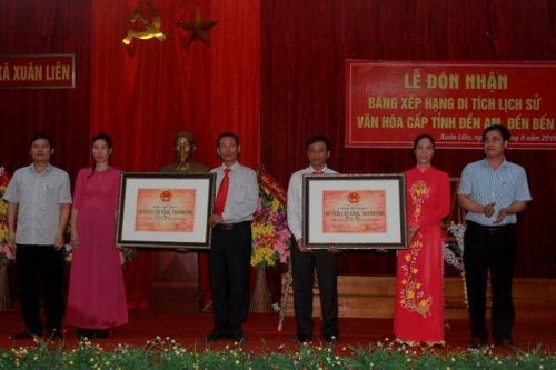 Đồng chí Bùi Việt Hùng, PCT UBND huyện  Trao bằng công nhận di tích LS- VH cấp tỉnh Đền Am, Đền Bến cho xã Xuân Liên