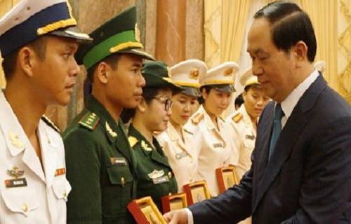 Chủ tịch nước Trần Đại Quang biểu dương thượng uý Nguyễn Trung Thành và các thanh niên tiêu biểu trong lực lượng vũ trang, tháng 9/2016. Ảnh: Nguyễn Minh 