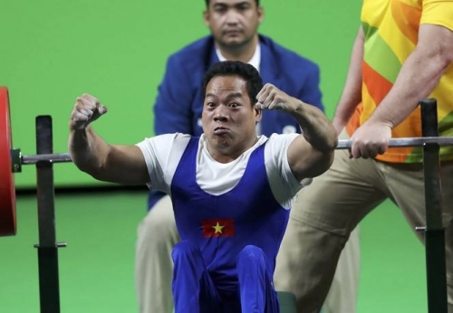 Lê Văn Công ăn mừng chiến thắng tại Paralympic Rio 2016. Ảnh: Reuter