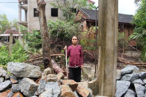 Vợ liệt sỹ Nguyễn Thị Cháu khốn khổ vì bị kẻ xấu đổ đá hộc chắn lối vào