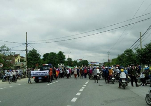 Hàng trăm người dân tới trụ sở TAND thị xã Kỳ Anh nộp đơn khởi kiện Formosa khiến Quốc lộ 1A đoạn qua phường Sông Trí ùn tắc. 