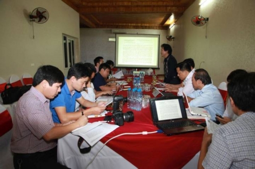 Lãnh đạo Hội Doanh nghiệp huyện Hương Khê đang trình bày vụ việc với các cơ quan báo chí