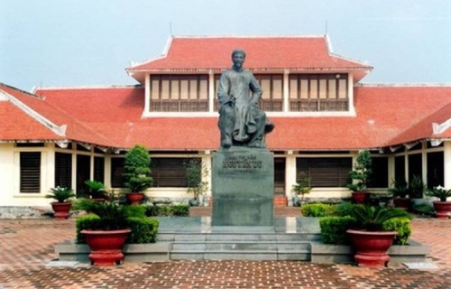 Tượng đài Đại thi hào Nguyễn Du tai Khu lưu niệm ở xã Tiền Điền, huyện Nghi Xuân, Hà Tĩnh