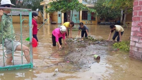 Các cô giáo Trường mầm non Sơn Thủy cùng người dân làm vệ sinh trường khi lũ rút