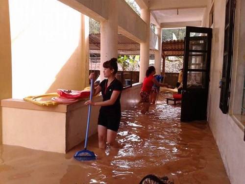 Giáo viên Trường mầm non xã Phương Mỹ (huyện Hương Khê – Hà Tĩnh) vệ sinh trường học ngay sau khi nước rút.