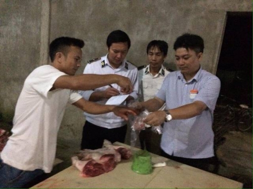 Đoàn liên ngành kiểm tra tại một cớ sở giết mổ huyện Lộc Hà