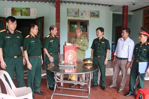 Bộ chỉ huy quân sự tỉnh Hà Tĩnh thăm và tặng quà các gia đình chính sách