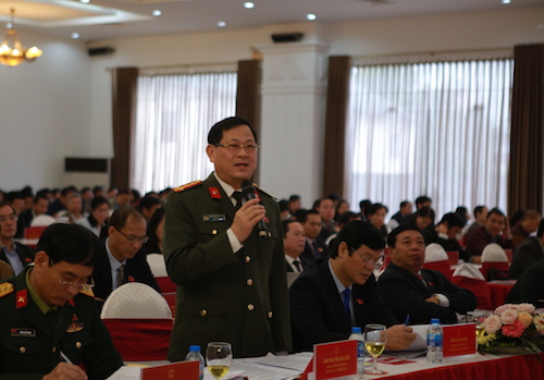 Đại tá Nguyễn Hữu Cầu, Giám đốc Công an Nghệ An thảo luận tại hội trường sáng 11/12. Ảnh: Nguyễn Hải.