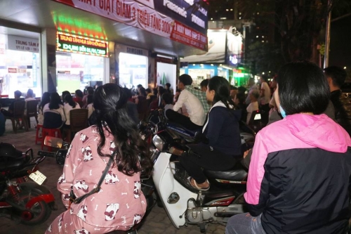 Hình ảnh người hâm mộ theo dõi trận cầu của đội tuyển Việt Nam tại TTMS Hồng Hà