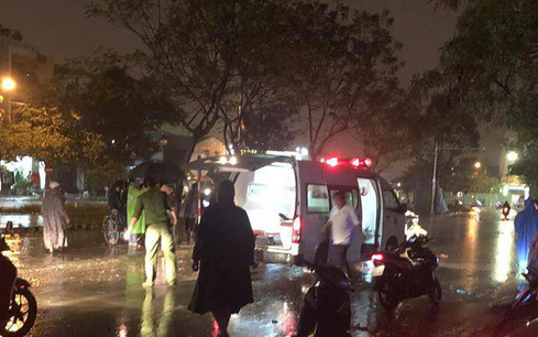 Người dân đưa nạn nhân đi cấp cứu sau vụ tai nạn điện giật tại đường Yên Thế - Bắc Sơn